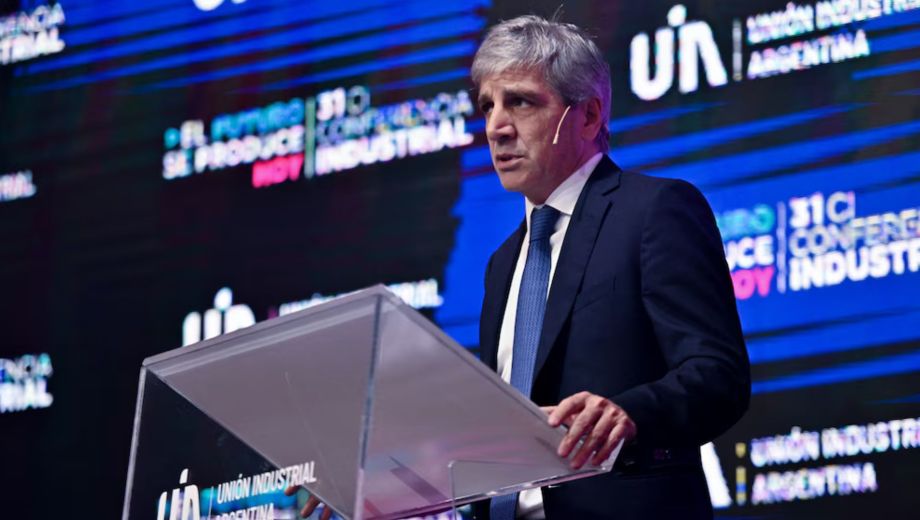 Luis Caputo defendió el tipo de cambio y aseguró que el dólar no está atrasado