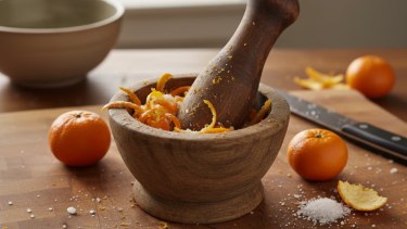 Triturar cáscaras de naranja con sal: por qué recomiendan hacerlo