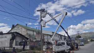 Incendio en una usina de Bariloche: 300 usuarios sin luz y daños en la fibra óptica