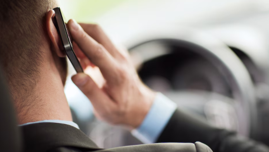 Hablar por celular, una infracción grave según las normas de Tránsito. Foto: Gentileza Infobae. 