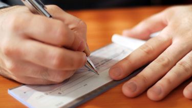 ¿Se van los cheques de papel? Los 5 cambios del Banco Central que podrían acelerar su eliminación total