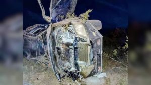 Una camioneta quedó destruida tras sufrir un vuelco en la Ruta 3: su conductor fue trasladado a Sierra Grande