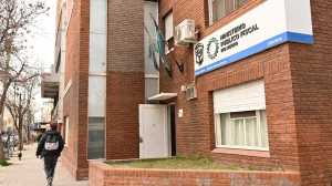 Entró por un ventiluz con un cuchillo y atacó a su expareja en Cipolletti: le colocarán una tobillera electrónica