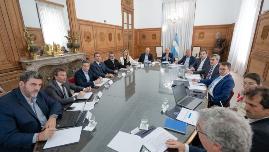 El Consejo de Mayo se reúne ahora con Adorni como Jefe de Gabinete. 