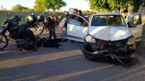 Un hombre alcoholizado atropelló a un inspector en el centro de Neuquén y luego en la huida chocó contra un poste