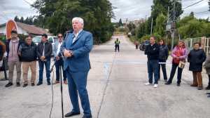 Cortés quiere pavimentar los accesos a barrios del Oeste que parten de la avenida Bustillo