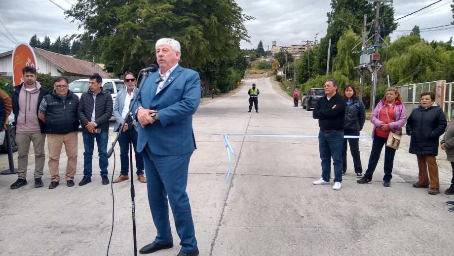 El intendente de Bariloche Walter Cortés habilitó el pavimento en la calle Rolando entre Brown y Diagonal Gutiérrez. 