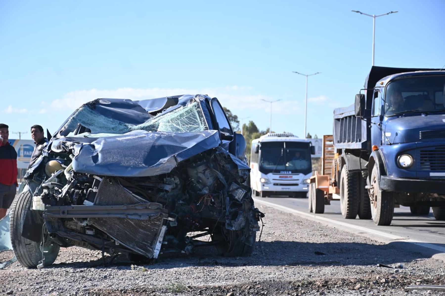 Por un triple choque estuvo cortada la Ruta 7, en Centenario: una camioneta impactó contra una luminaria y volcó
