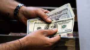 Dólar oficial y blue del viernes 28 de noviembre 2025: precios y brecha cambiaria en detalle