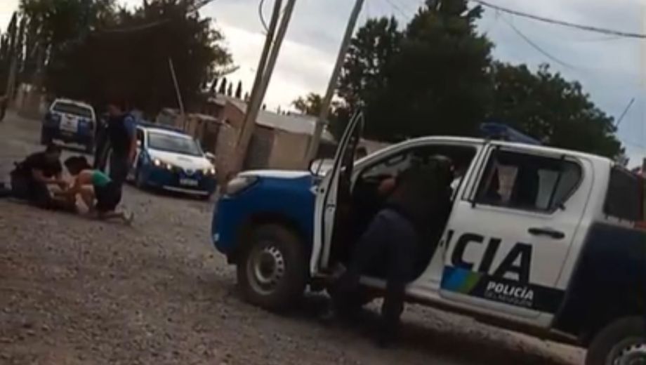 Personal policial le aplicó maniobras de reanimación a la nena atropellada. Foto: Gentileza. 