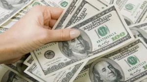 El dólar oficial bajó por segunda rueda consecutiva: a cuánto cerró antes del feriado cambiario