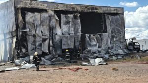 Se prendió fuego el frigorífico de Centenario y hubo riesgo de derrumbe: registraron pérdidas totales