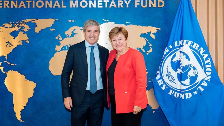 El ministro de Economía, Luis Caputo, junto a  directora gerente del Fondo Monetario Internacional (FMI), Kristalina Georgieva. Foto: archivo. 
