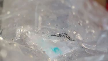 Encontraron cocaína líquida en un allanamiento en Neuquén: hubo dos demorados en un punto de venta