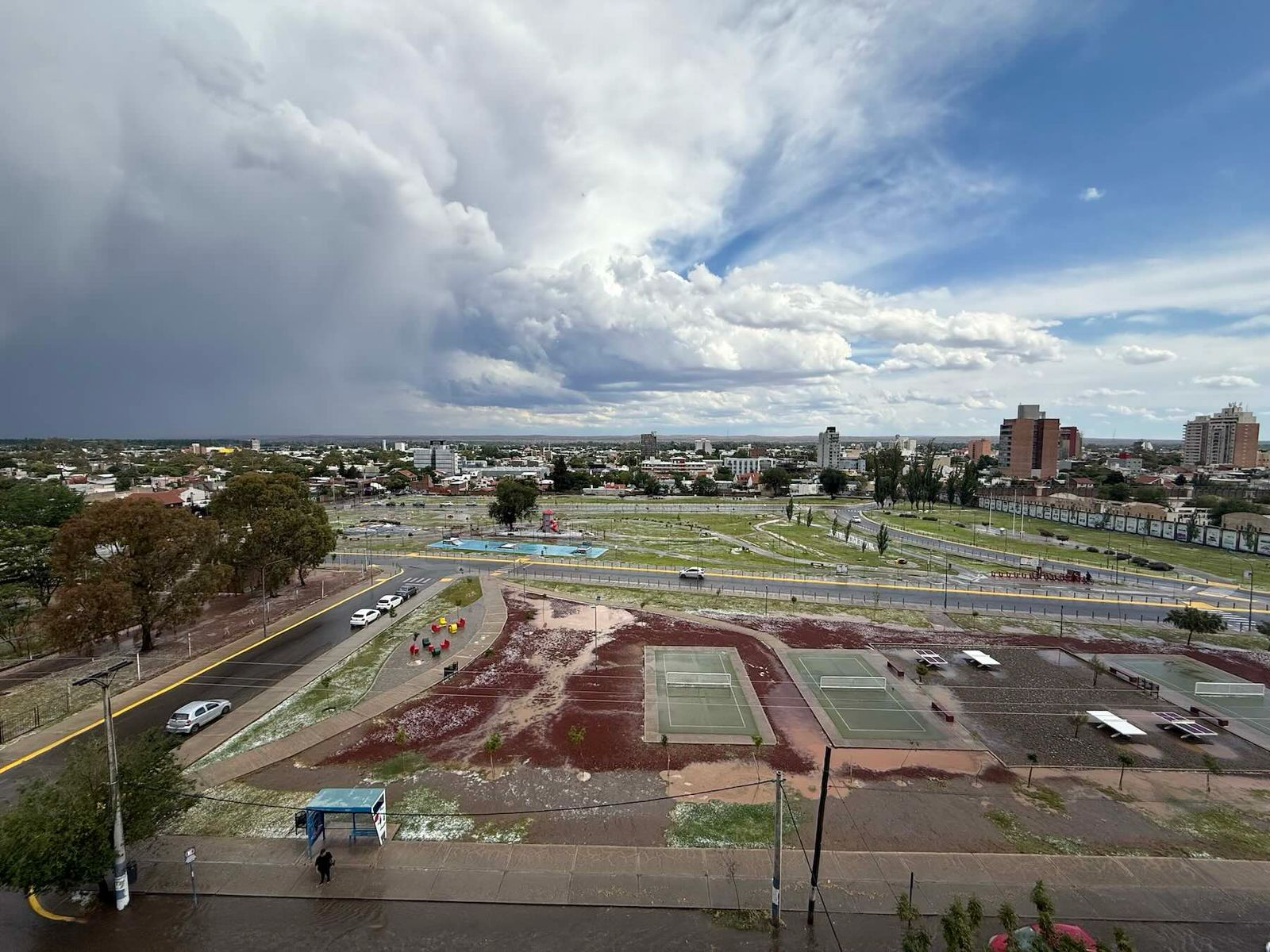 Tormenta fuerte con granizo y ráfagas de viento en Neuquén: las zonas más afectadas este lunes