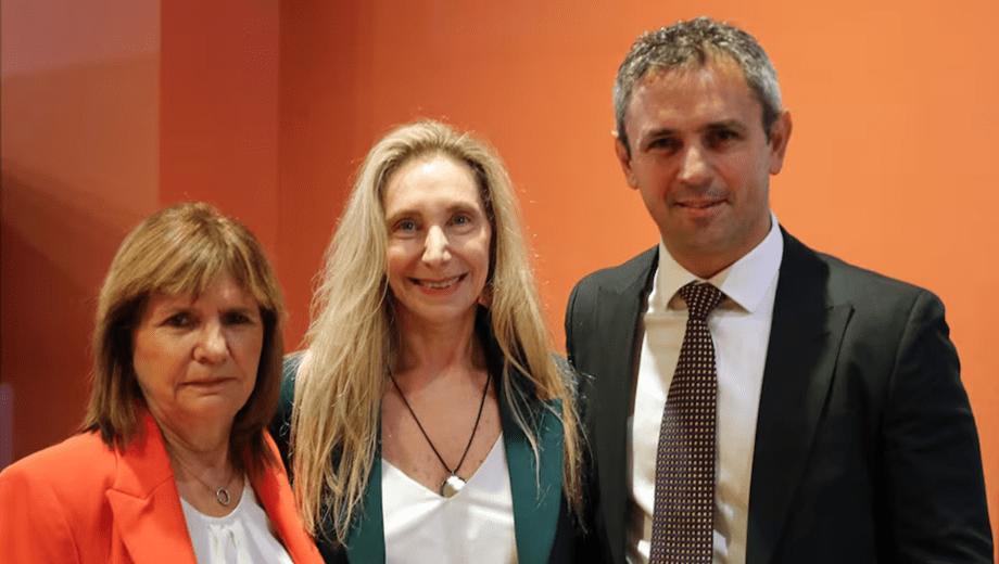 El presidente Javier Milei se reunió hoy con legisladores en el Salón Héroes de Malvinas de la Casa Rosada, acompañado por la secretaria general de la Presidencia, Karina Milei; la ministra de Seguridad, Patricia Bullrich; y el presidente de la Cámara de Diputados, Martín Menem. (Presidencia)