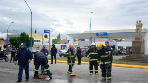 Choque y derrame de combustible en Roca: bomberos limpiaron el lugar