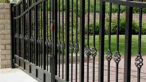 Adiós a las rejas: la chapa perforada es la nueva tendencia para frentes de casa más seguros y modernos