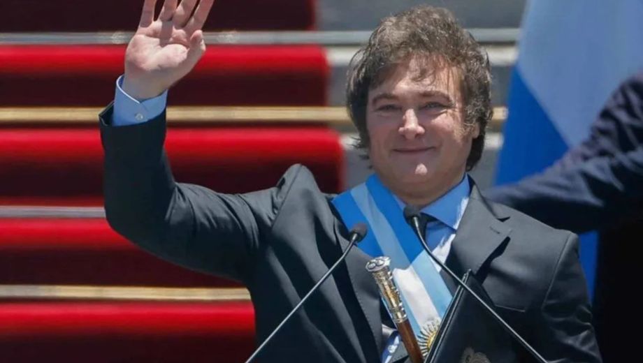 Javier Milei sale al mercado internacional por dólares