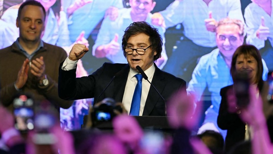 Javier Milei encabeza su primera reunión con Adorni y Santilli como ministros.