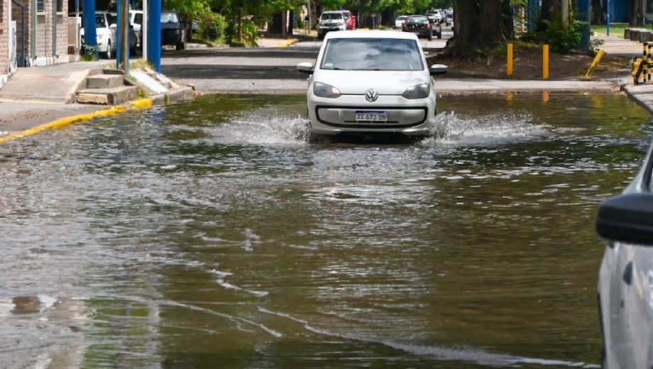 Calles anegadas en Roca, tras el temporal de lluvia. (Foto: Juan Thomes).