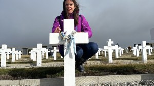 Viajar a Malvinas para sentir: la historia de Aylen, la mujer que convirtió la memoria en destino