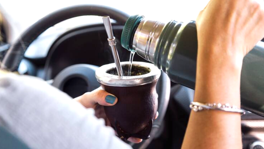 Sanciones por tomar mate  en provincias de Argentina. Foto: Gentileza Alex Photo Stock - Shutterstock.