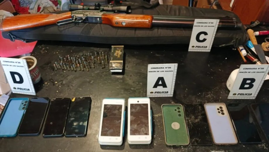 Allanamientos en Rincón de los Sauces dejaron cinco demorados y el secuestro de armas, cocaína, dinero y varios elementos vinculados a delitos.

