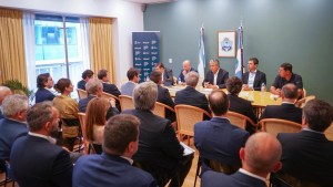 Rolando Figueroa se reunió este jueves con las petroleras en la Mesa de Competitividad de Vaca Muerta