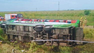 Dos muertos y varios heridos en un grave vuelco sobre la Ruta 2: viajaban en un colectivo a Mar del Plata