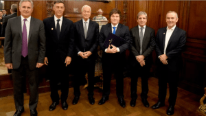 Para JP Morgan, la baja del riesgo país acercó a Argentina a volver a los mercados: qué podría acelerar ese proceso