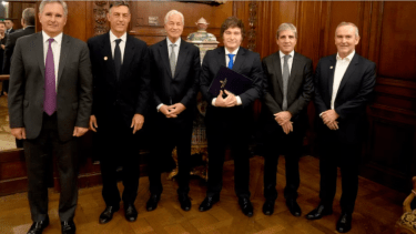 Para JP Morgan, la baja del riesgo país acercó a Argentina a volver a los mercados: qué podría acelerar ese proceso