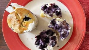 Muffins húmedos de limón, arándanos y crema:  una receta infalible