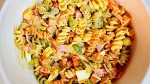 Ensalada de colores con fideos: rica y más que fácil