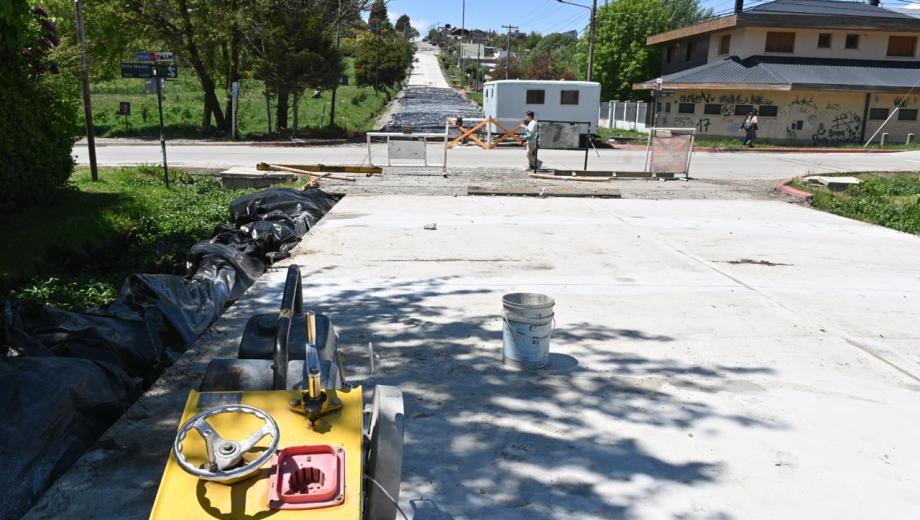 La calle Tacuarí fue la última terminada. Ahora los operarios continúan por el acceso al barrio Rancho Grande. Foto. Chino Leiva