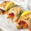 Imagen de Liviano y sabroso: rolls de merluza con vegetales salteados