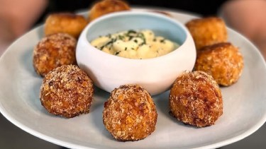 Bocaditos de pollo rebozados en pocos minutos