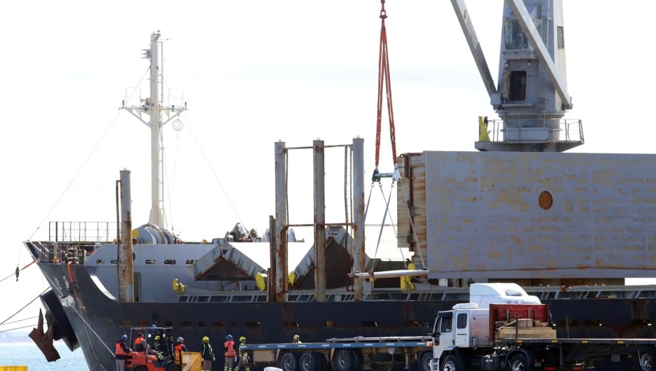 El puerto de SAE recibió en septiembre chapas para la playa de tanques de Punta Colorada. Foto: Marcelo Ochoa.