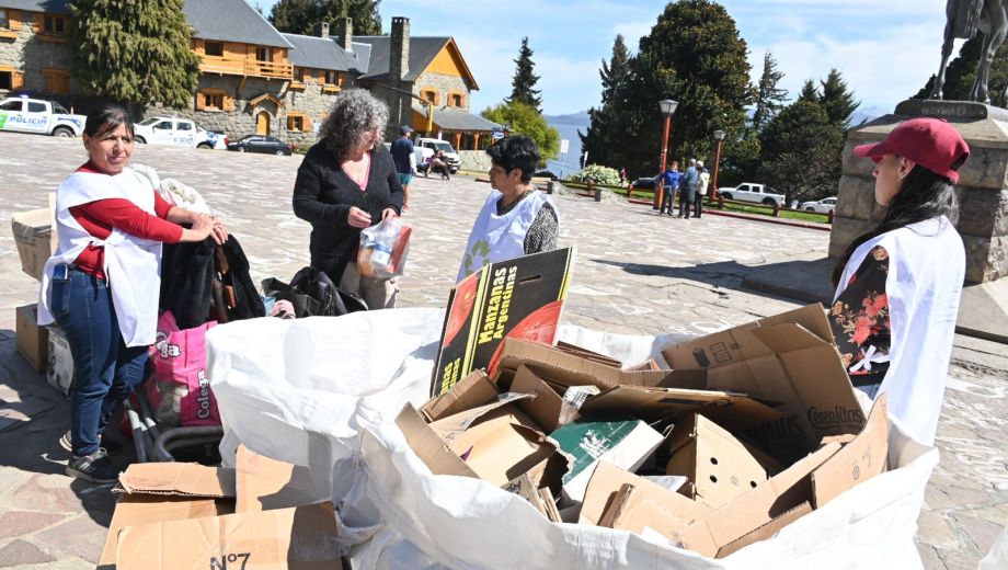 Campaña de recolección de materiales reciclables en el Centro Cívico de Bariloche. Foto: Chino Leiva
