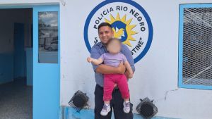 Su bebé «no respiraba» y corrió por ayuda: la desesperación de una madre y el rápido rescate de un policía de Allen