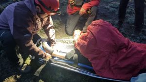 Rescate en el parque Lanín: una turista se fracturó mientras descendía un cerro y tuvo que ser evacuada en camilla