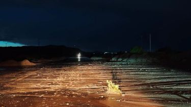 Tormenta en Neuquén: sectores anegados, rutas cortadas y vehículos arrastrados en Rincón de los Sauces