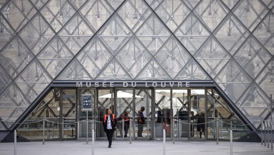 Avanza la investigación por el "robo del siglo" en el Museo del Louvre. Foto: Gentileza EFE. 