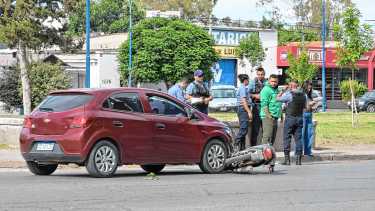 Accidente en el centro de Roca: un motociclista herido