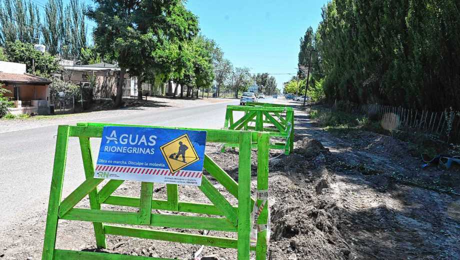 Una reparación de un caño de agua, frente al barrio Mosconi, del sur de Roca. (Foto: Alejandro Carnevale)