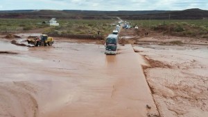 Corte total de la Ruta 5 por la crecida del arroyo Carranza en Vaca Muerta: trabajan para reconstruir el desvío