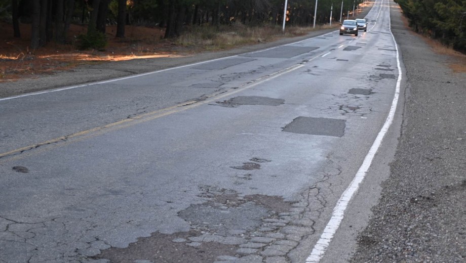 La Ruta Provincial 80 es el acceso al aeropuerto de Bariloche. Sufre un progresivo deterioro por el paso del tiempo y el tránsito. Foto: Chino Leiva