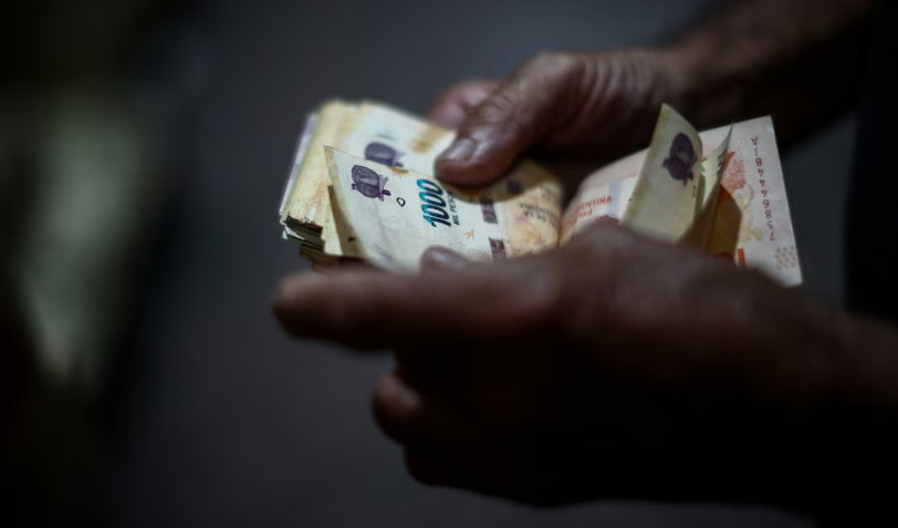 El Gobierno de Milei le puso fecha a la reunión del consejo  que actualiza los salarios. Foto: Reuters. 