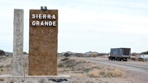 Incendian dos camionetas en Sierra Grande, aparentemente por un conflicto interno de la UOCRA