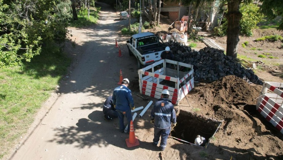 El soterramiento de cables comenzó con tareas previas en el oeste de Bariloche. A fin de mes llegan los cables. Foto: Gentileza CEB